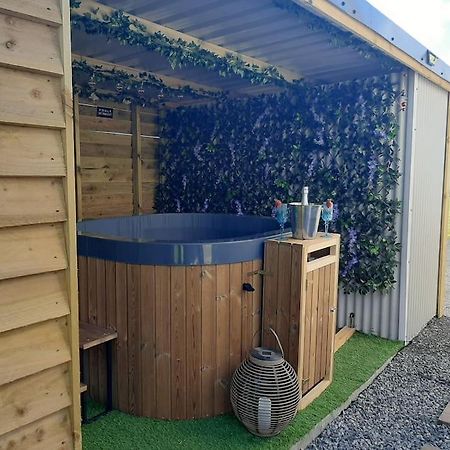 Anglesey New Modern Shepherds Hut With Spa Hot Tub Gwalchmai Extérieur photo