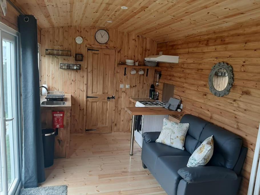Anglesey New Modern Shepherds Hut With Spa Hot Tub Gwalchmai Extérieur photo