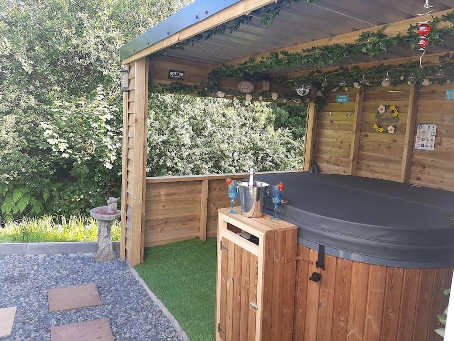 Anglesey New Modern Shepherds Hut With Spa Hot Tub Gwalchmai Extérieur photo
