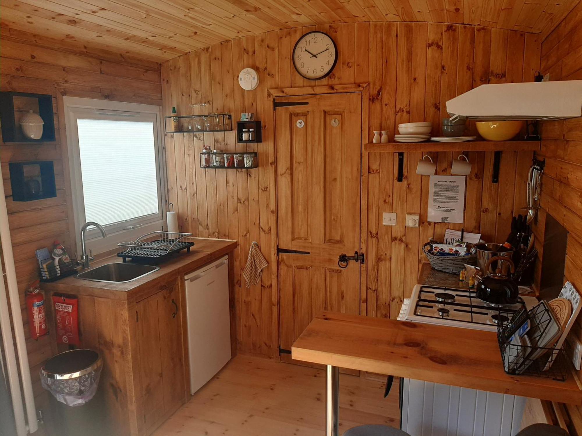 Anglesey New Modern Shepherds Hut With Spa Hot Tub Gwalchmai Extérieur photo