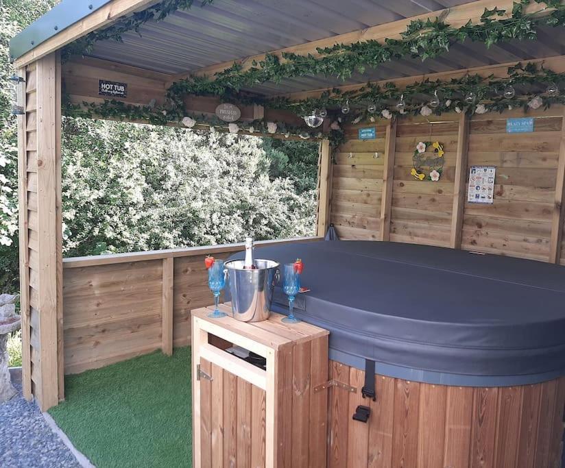 Anglesey New Modern Shepherds Hut With Spa Hot Tub Gwalchmai Extérieur photo
