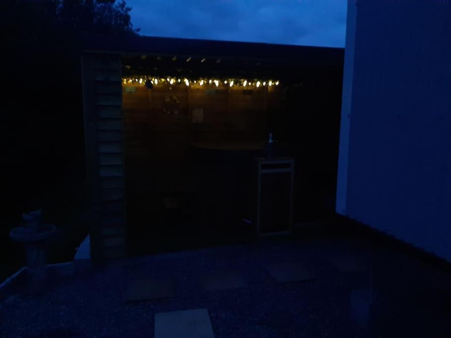 Anglesey New Modern Shepherds Hut With Spa Hot Tub Gwalchmai Extérieur photo