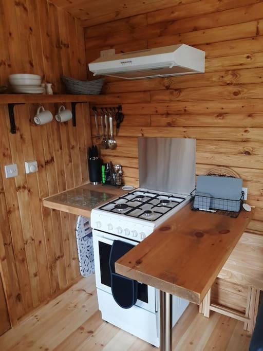 Anglesey New Modern Shepherds Hut With Spa Hot Tub Gwalchmai Extérieur photo