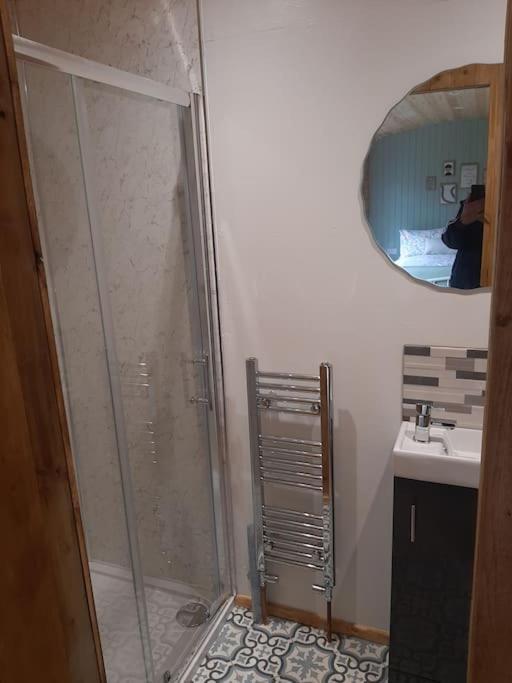 Anglesey New Modern Shepherds Hut With Spa Hot Tub Gwalchmai Extérieur photo