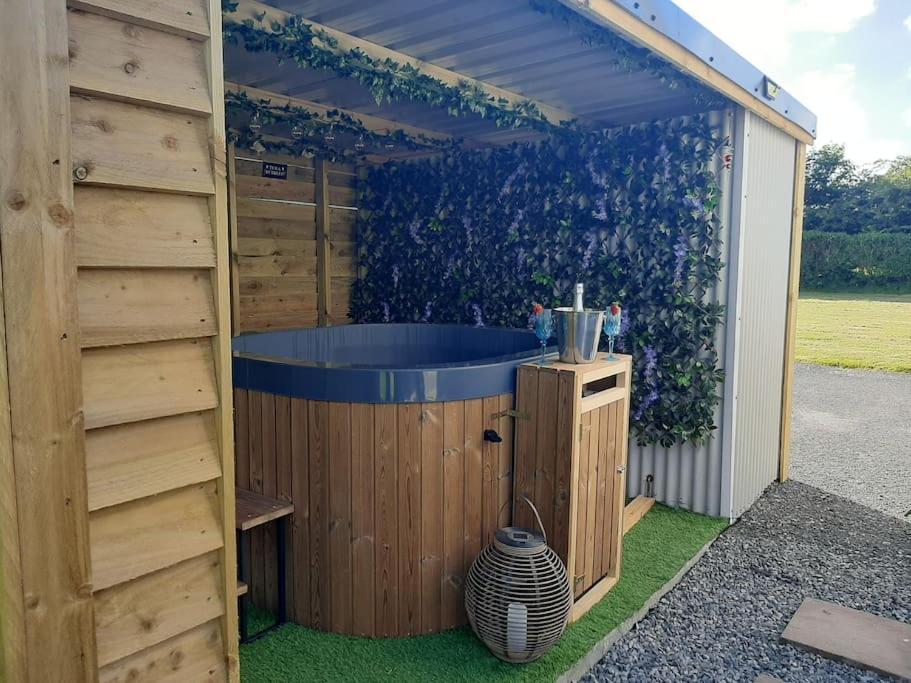 Anglesey New Modern Shepherds Hut With Spa Hot Tub Gwalchmai Extérieur photo