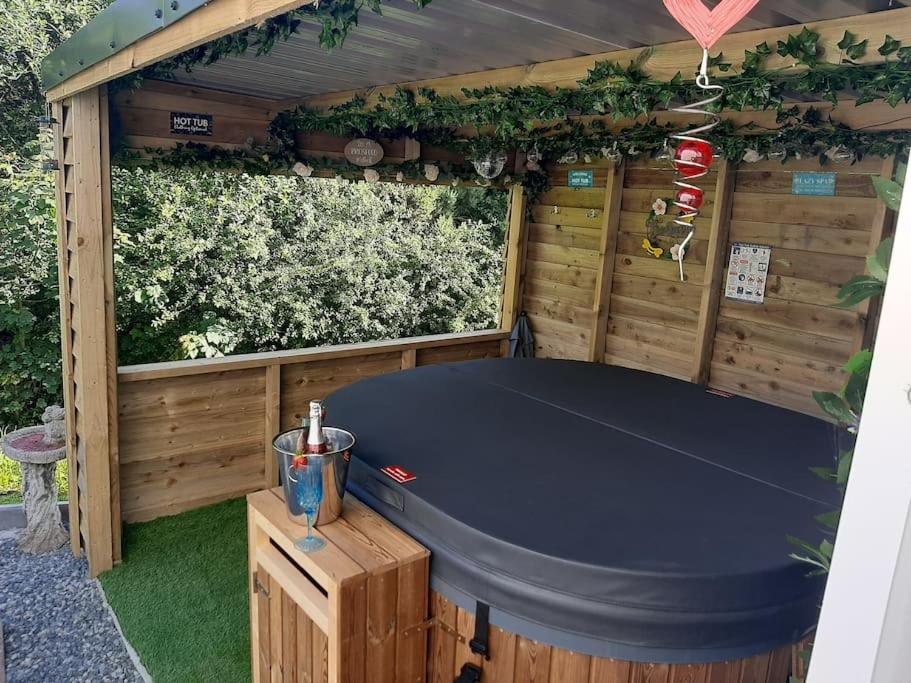 Anglesey New Modern Shepherds Hut With Spa Hot Tub Gwalchmai Extérieur photo