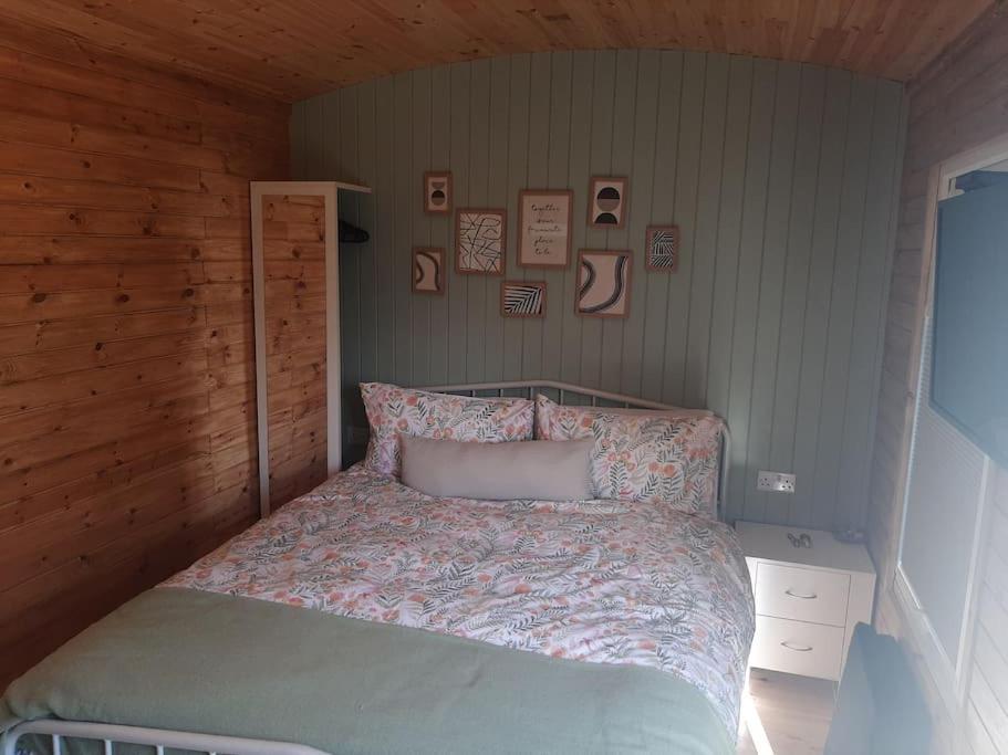 Anglesey New Modern Shepherds Hut With Spa Hot Tub Gwalchmai Extérieur photo
