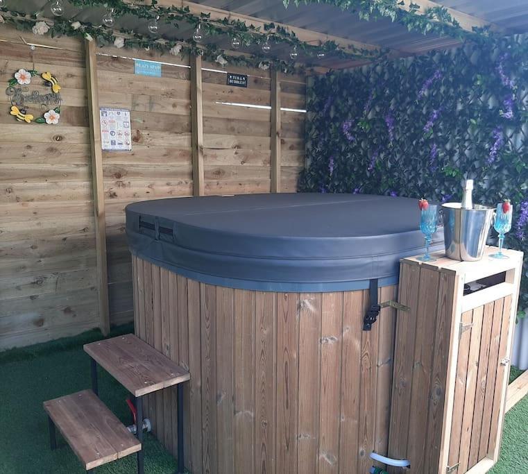 Anglesey New Modern Shepherds Hut With Spa Hot Tub Gwalchmai Extérieur photo