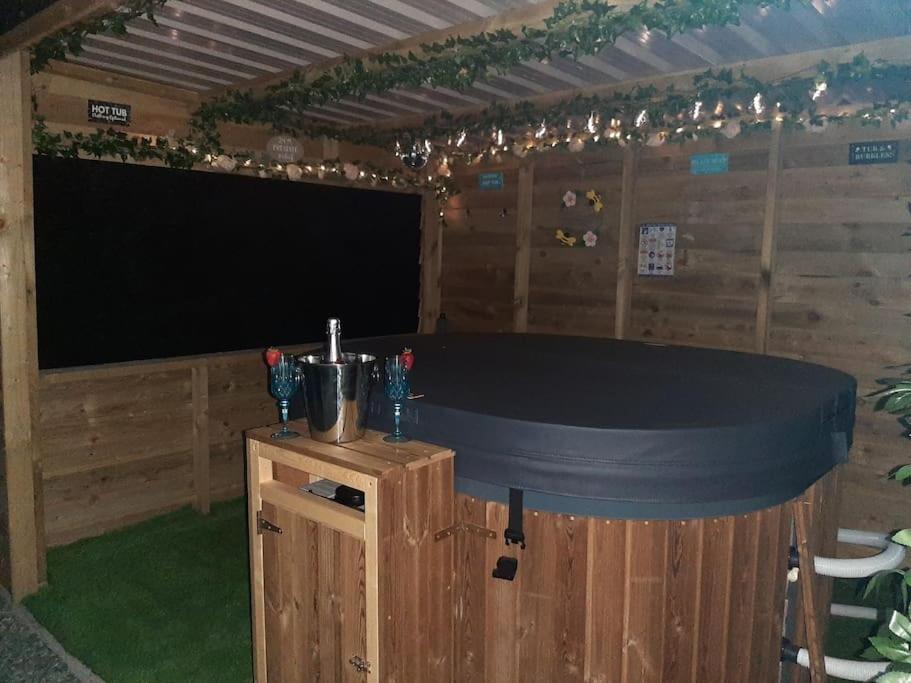 Anglesey New Modern Shepherds Hut With Spa Hot Tub Gwalchmai Extérieur photo