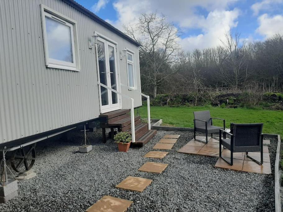 Anglesey New Modern Shepherds Hut With Spa Hot Tub Gwalchmai Extérieur photo
