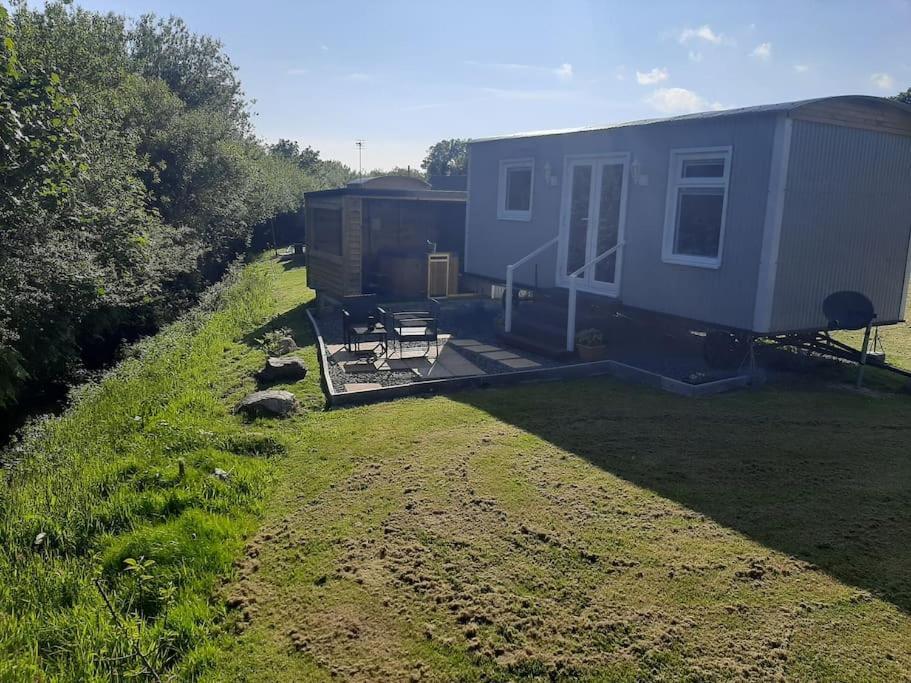 Anglesey New Modern Shepherds Hut With Spa Hot Tub Gwalchmai Extérieur photo