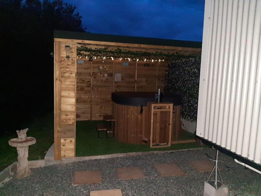 Anglesey New Modern Shepherds Hut With Spa Hot Tub Gwalchmai Extérieur photo